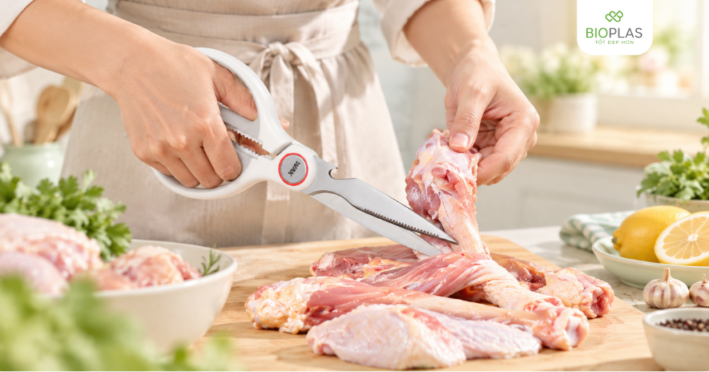Kéo cắt gà đa năng của bioplas sắc bén, an toàn, tiện lợi khi thao tác trong bếp